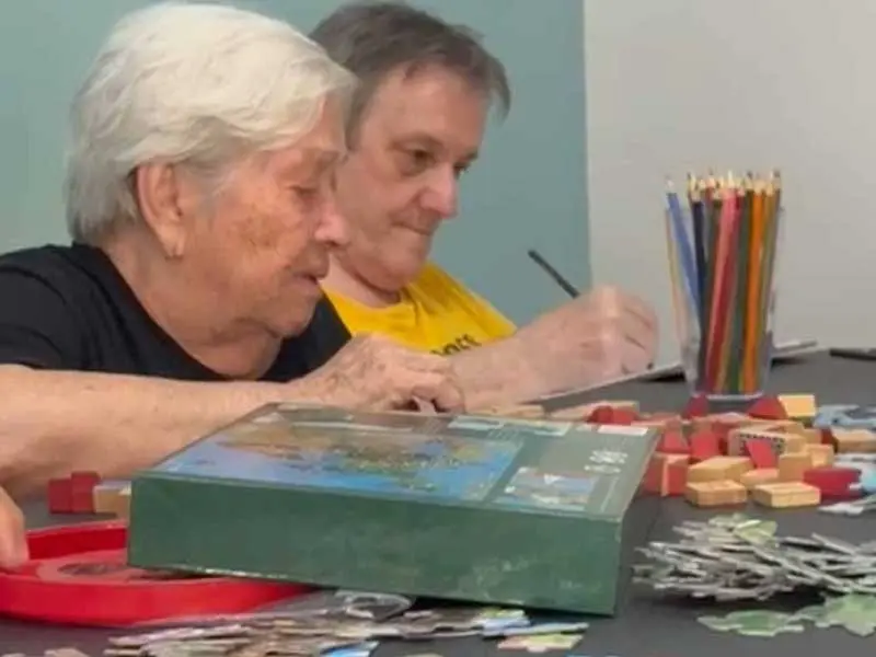 Atividades de artesanato, jogos, desenho e pintura na Casa de Repouso Lar Moreira – Zona Sul