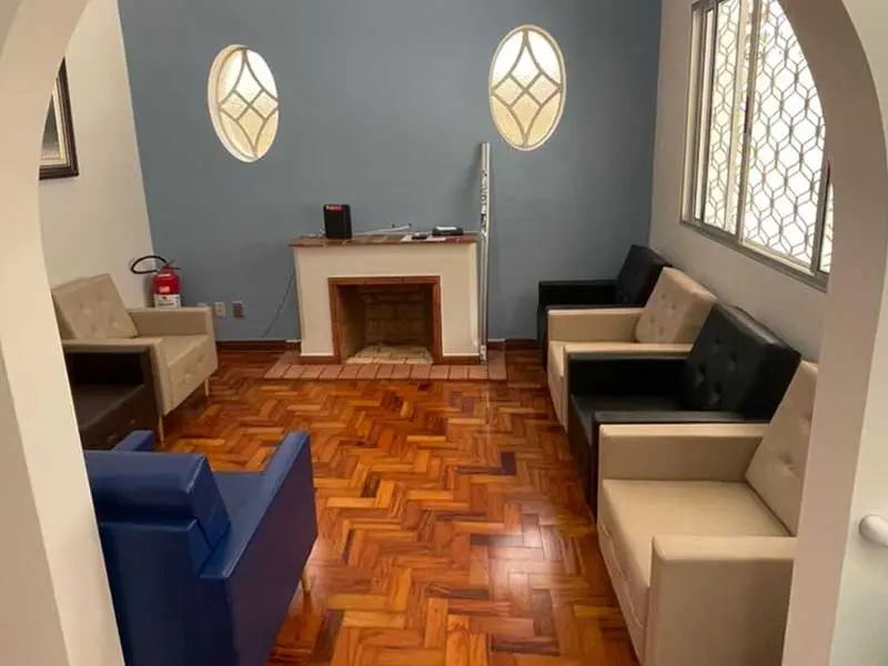 Imagem da sala de estar ampla da casa de repouso Lar Moreira