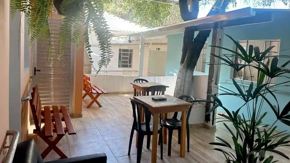 Varanda ampla nos fundos da casa de repouso Lar Moreira