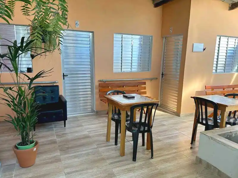 Sala com lareira e poltronas da Casa de Repouso Lar Moreira